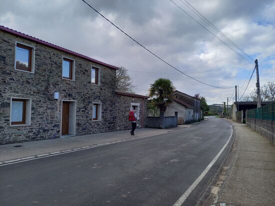 Wir pilgern weiter durch kleine Orte, die irgendwie verschwiegen daliegen. Stetiger Begleiter unserer Pilgertour ist das Gekläffe von Hunden. Gefühlt gehört zu jedem Haus mindestens ein Hund.