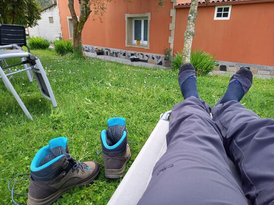 Die Gastgeberin stellt uns sogar zwei Liegen in den Garten und so können sich die Füße und Beine mal vollkommen entspannen.