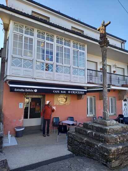Das ist für heute die einzige Bar auf der Strecke. Das nutzen wir auf einen Kaffee und einen Stempel für unseren Pilgerausweis.