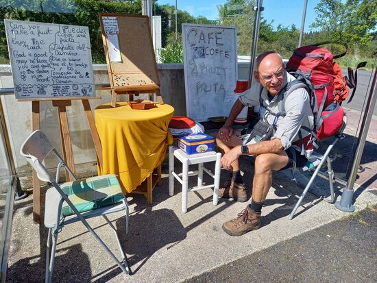 Hier hat ein findiger Landwirt die Versorgungslücke erkannt und kurzerhand das Bushäuschen zum "Café" umfunktioniert. Ich finde das cool! Es gab neben Kaffee sogar leckeren Kuchen.