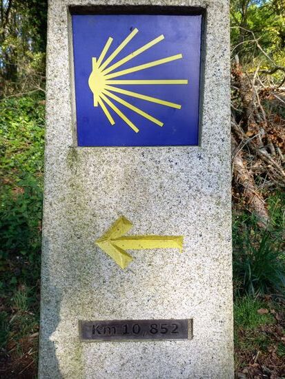 Heute haben wir die Wegweiser immer im Blick. Es ist wie ein Endspurt. Noch etwas über 10 Kilometer bis Santiago.