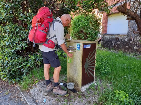 Auf dem Camino Inglés gibt es diese Trinkwasser Stationen. Heute waren wir Dankbar dafür.