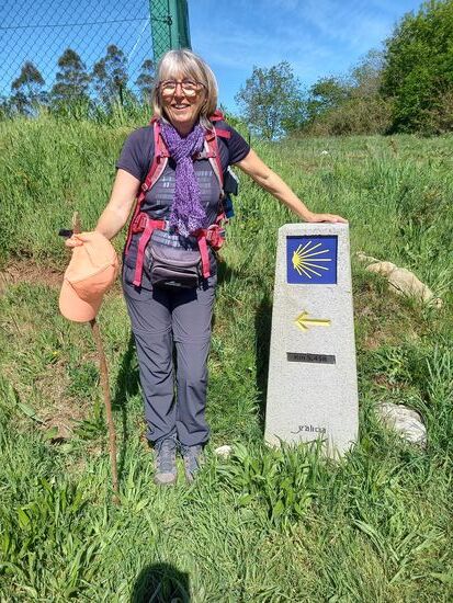 Der Waldweg endet an diesem Wegweiser, direkt vor einem Industrie Gebiet  - noch 5,5 Kilometer  