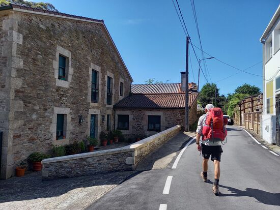 Nachdem wir das Industrie Gebiet hinter uns gelassen haben, kommen wir durch einen Vorort von Santiago.