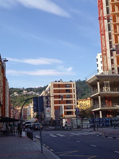 Egal in welche Richtung man schaut, am Ende der Straße sind stets die grünen Berge zu sehen.