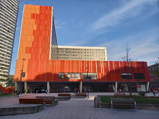 Der Busbahnhof von Bilbao ist vorbildlich. Alles ist blitzsauber. Es gibt Restaurants, Cafés und alles ist gut organisiert.