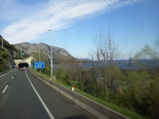 Von dort haben wir eine super Sicht und können die Berg- und Küstenlandschaft genießen.