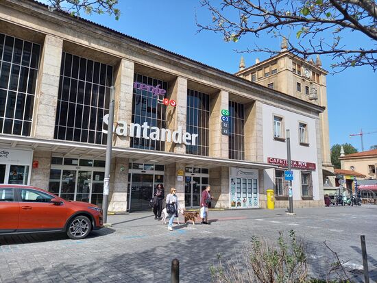 In Santander angekommen, beschließen wir kurzerhand mit der S-Bahn raus aus der Stadt zu fahren und unsere Pilgertour erst in Mogro zu beginnen.