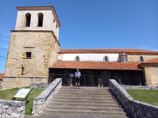 Dann die erste Kirche am Wegesrand. Wir hatten die Hoffnung hier unseren ersten Stempel in den Pilgerausweis zu bekommen.  Doch die Kirche war verschlossen.