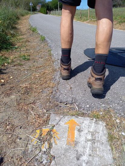 Man muss die Augen stets offen halten. Denn die Wegweiser sehen sehr unterschiedlich aus und sind stets an einem anderen Ort angebracht.