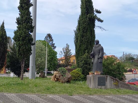 Mitten in Viveda steht diese Pilgerstatue.