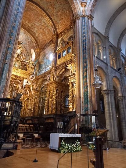 Vor dem Altar hängt der silberne Weihrauch Kessel.
