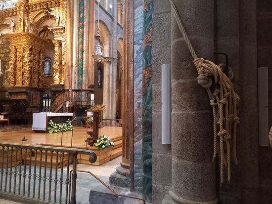 Mit diesem Seil und der Kraft von acht Männer wird der Kessel zum Schwenken gebracht.