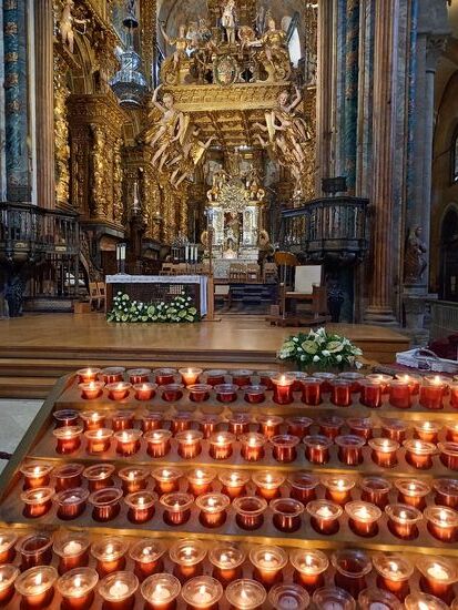 Hier kann man tatsächlich noch eine echte Kerze entzünden. Ich nutze die Gelegenheit und zünde eine an, für einen Menschen den ich sehr in meinem Leben vermisse.