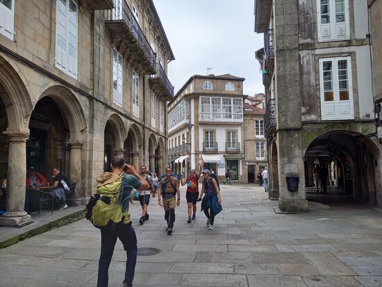 Stundenlang könnte ich beobachten, wie neue Pilger in die Stadt kommen. Manche total erschöpft, andere in Gruppen total fröhlich und wieder andere Hand in Hand ganz andächtig. Es gibt alle Facetten.