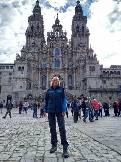 Nach dem Frühstück zieht es uns wieder auf den Platz vor der Kathedrale.  Die Stimmung unter den ankommenden Pilgern ist einzigartig.