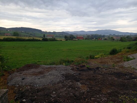 Der Himmel ist mit Wolken verhangen.