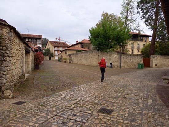 9:30Uhr erreichen wir bereits unser erstes Etappenziel.  Als wir am Informations Zentrum vorbeikommen, haben wir auf unseren ersten Stempel im Pilgerausweis gehofft. Aber leider hatten sie noch nicht geöffnet.  