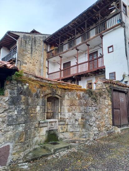 Der Ort ist mit seinen Mauern und Häusern aus Naturstein total schön anzusehen.