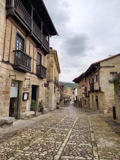 Die Wege sind mit Steinen gepflastert.