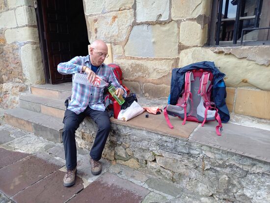 Ehe wir weiter ziehen, füllen wir den Wasservorat auf und kaufen noch ein Brot.