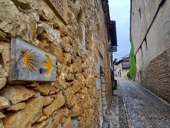 Durch schmale Gassen verlassen wir den Ort in Richtung Cobreces.