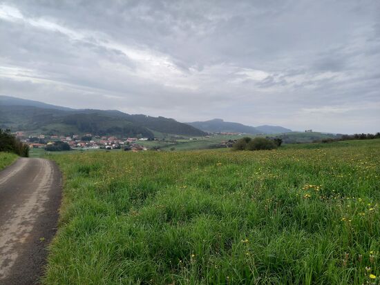 Vor uns liegt Orena und weiter entfernt können wir Carborredondo sehen.