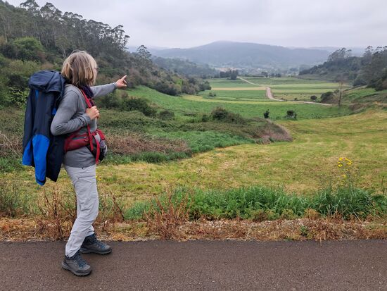 Da hinten in der Ferne liegt das nächste Dorf das wir durchqueren.