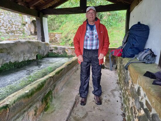 Kaum waren wir weiter gezogen  setzt der Regen ein. Ein altes Waschhaus bietet Schutz um uns die Regensachen anzuziehen.