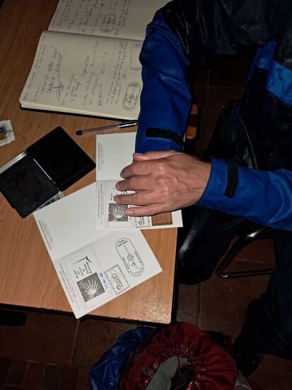 Endlich bekommen wir in einer kleinen Kapelle den ersten Stempel  