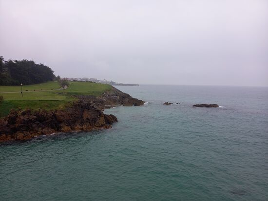 In der Ferne ist Comillas schon zu sehen.