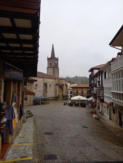 Doch wir müssen noch durch den ganzen Ort, ehe wir am Hotel sind  -  das zieht sich jetzt und ist anstrengend.