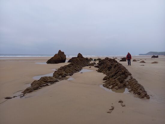 Wir gehen direkt am Meer entlang