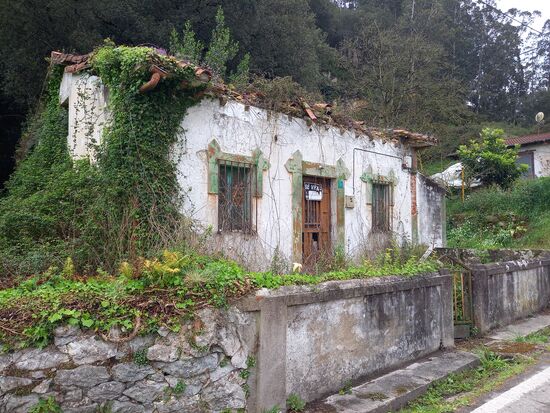 Entlang des Weges gibt es viele Häuser die verlassen sind und zum Kauf angeboten werden.