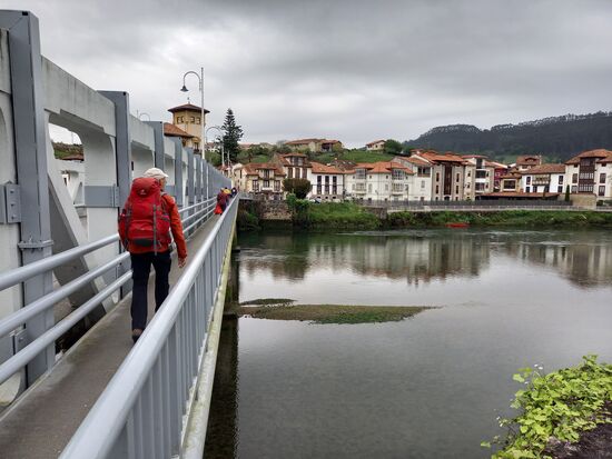 Vor uns liegt der Ort Unquera. Von hier haben wir einen Anstieg nach Colombres vor uns.
