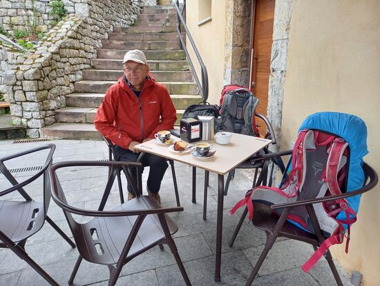 Egal, Etappenziel erreicht- erstmal einen Kaffee und ein Stück Kuchen 