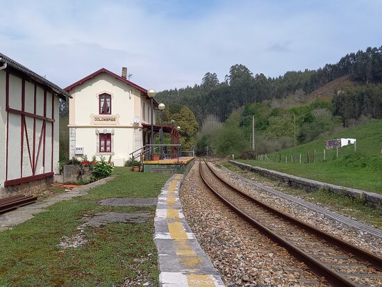 Etwas außerhalb vom Ort sehen wir noch den Bahnhof von Colombres.