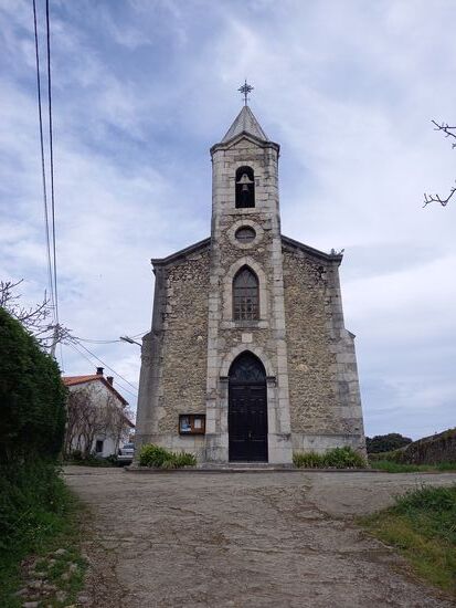 Am frühen Nachmittag kommen wir in Buelna an. 
Auch diese Kirche ist verschlossen.