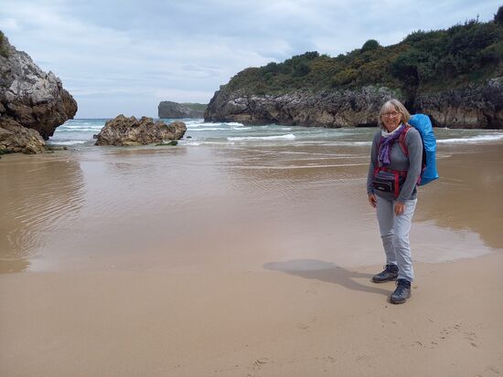 Das Meer kommt in gewaltigen Wellen und bricht sich an den Felsen.
