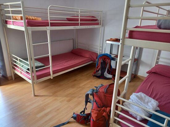 Die erste Nacht in einer Herberge. Da zu dieser Jahreszeit nur wenige Pilger unterwegs sind, haben wir das Zimmer für uns allein. Eine warme Dusche und ein Pilgermenü was will man mehr.  Dann einfach nur ausruhen.