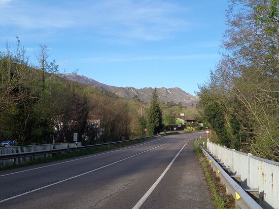 Wir marschieren zunächst der Straße entlang von Vidiago nach Andrin.