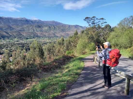 Von oben haben wir wieder eine tolle Aussicht auf die Bergwelt! Wir können uns nicht satt sehen.