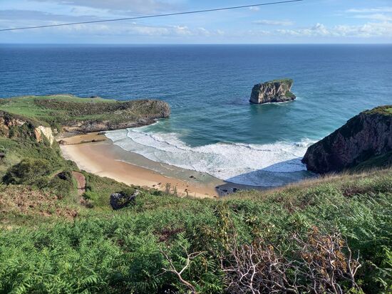 Nur wenige Schritte weiter wird unser Blick von der Bucht angezogen - so schön!