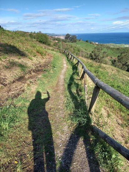 Dort in der Ferne sehen wir unser Etappenziel Llanes.