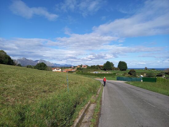 Ein paar Kilometer sind es noch. Leider viel entlang von Straßen. Inzwischen hat der Wind zugelegt.