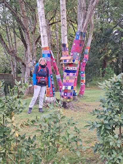 Häkelkunst ziert farbenfroh die Bäume