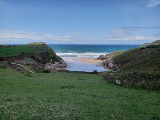 Wir folgen dem Küstenweg über Poo bis Celario.