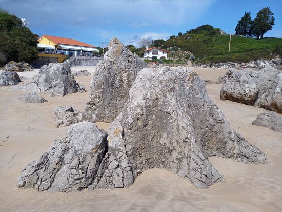 Direkt an der Bucht ist ein Lokal. Wir kehren ein  