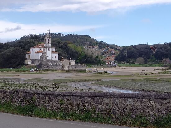 Links die Kapelle El Santin, rechts unser Ziel, der Ort Niembro.