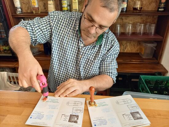 Dann fragt uns der Wirt ob wir einen Stempel für den Pilgerausweis wollen - ja gerne! Wir sind beeindruckt, richtig mit Siegel! Muchas gracias!